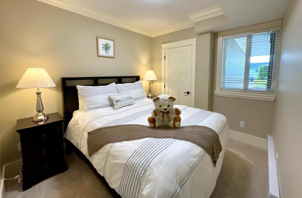 New Two-Bedroom Legal Suite With Parking 화이트록 외부 사진